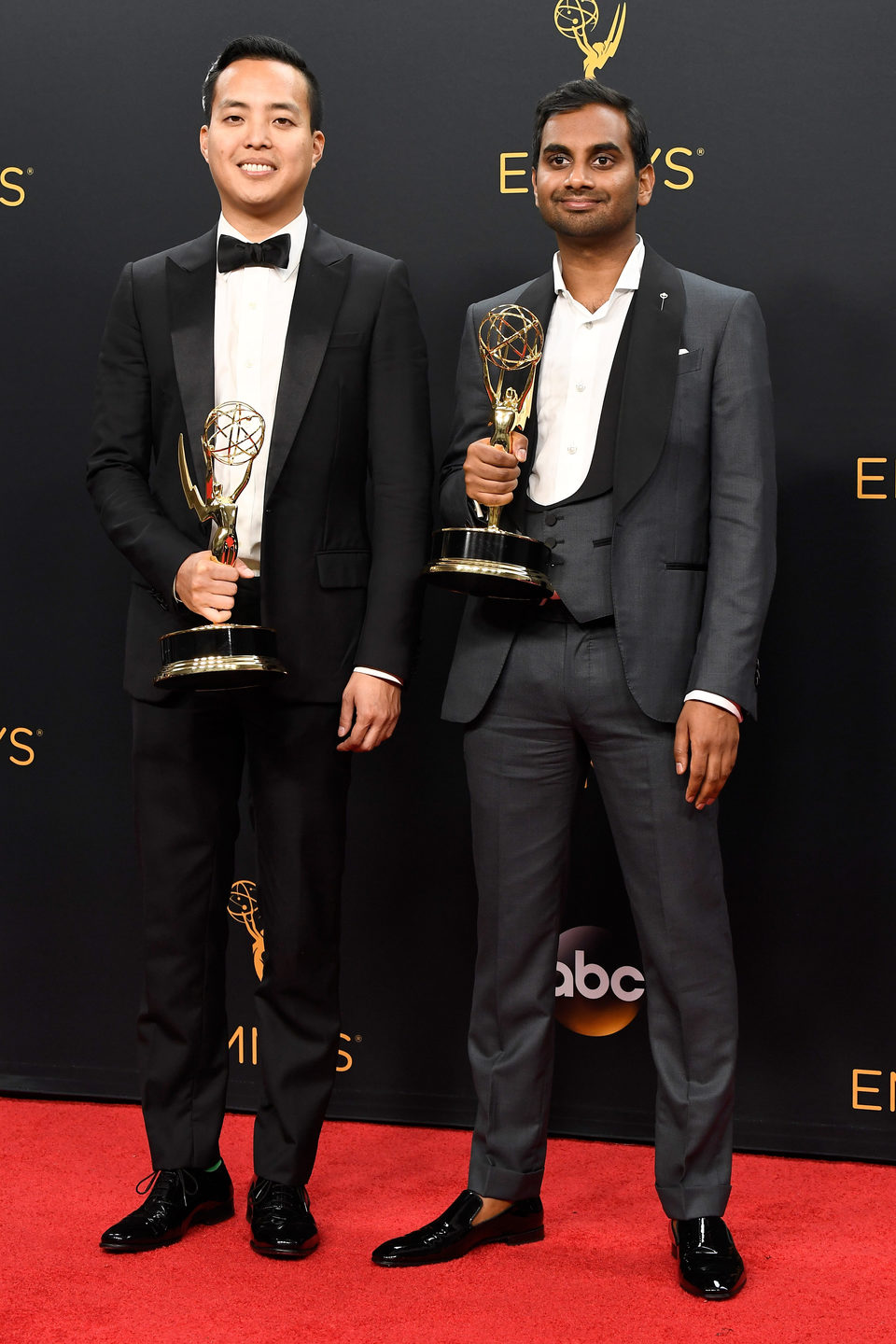 Aziz Ansari y Alan Yang tras la ceremonia de los Emmy 2016