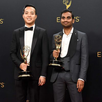 Aziz Ansari y Alan Yang tras la ceremonia de los Emmy 2016