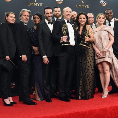 El equipo de 'Veep' tras la ceremonia de los Emmy 2016