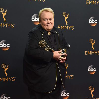 Louie Anderson tras la ceremonia de los Emmy 2016