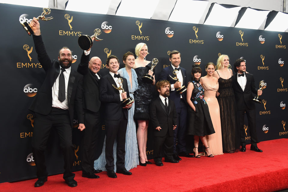 El equipo de 'Juego de Tronos' tras la ceremonia de los Emmy 2016