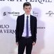 Lewis MacDougall en la premiere de 'Un monstruo viene a verme'