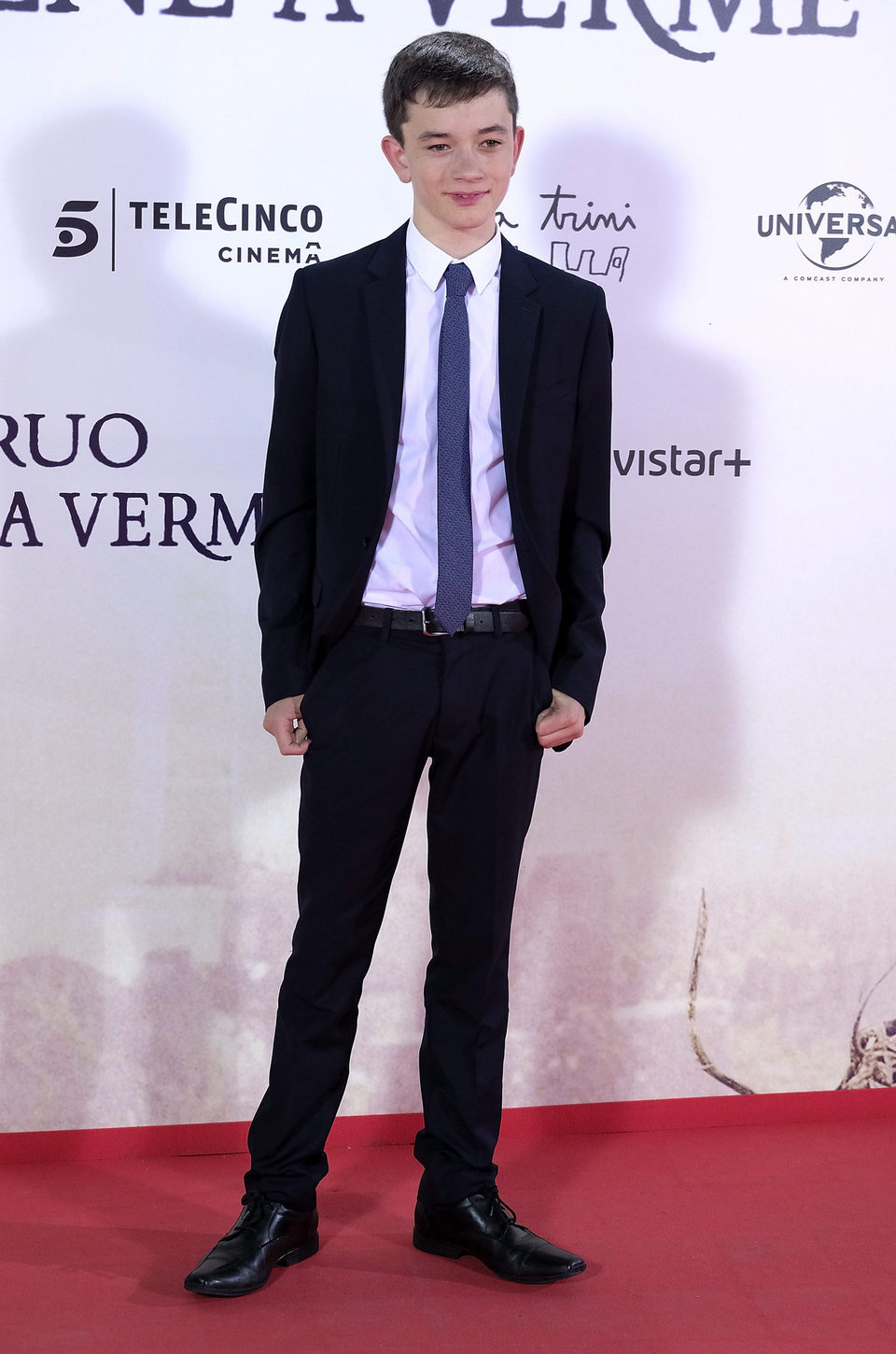 Lewis MacDougall en la premiere de 'Un monstruo viene a verme'