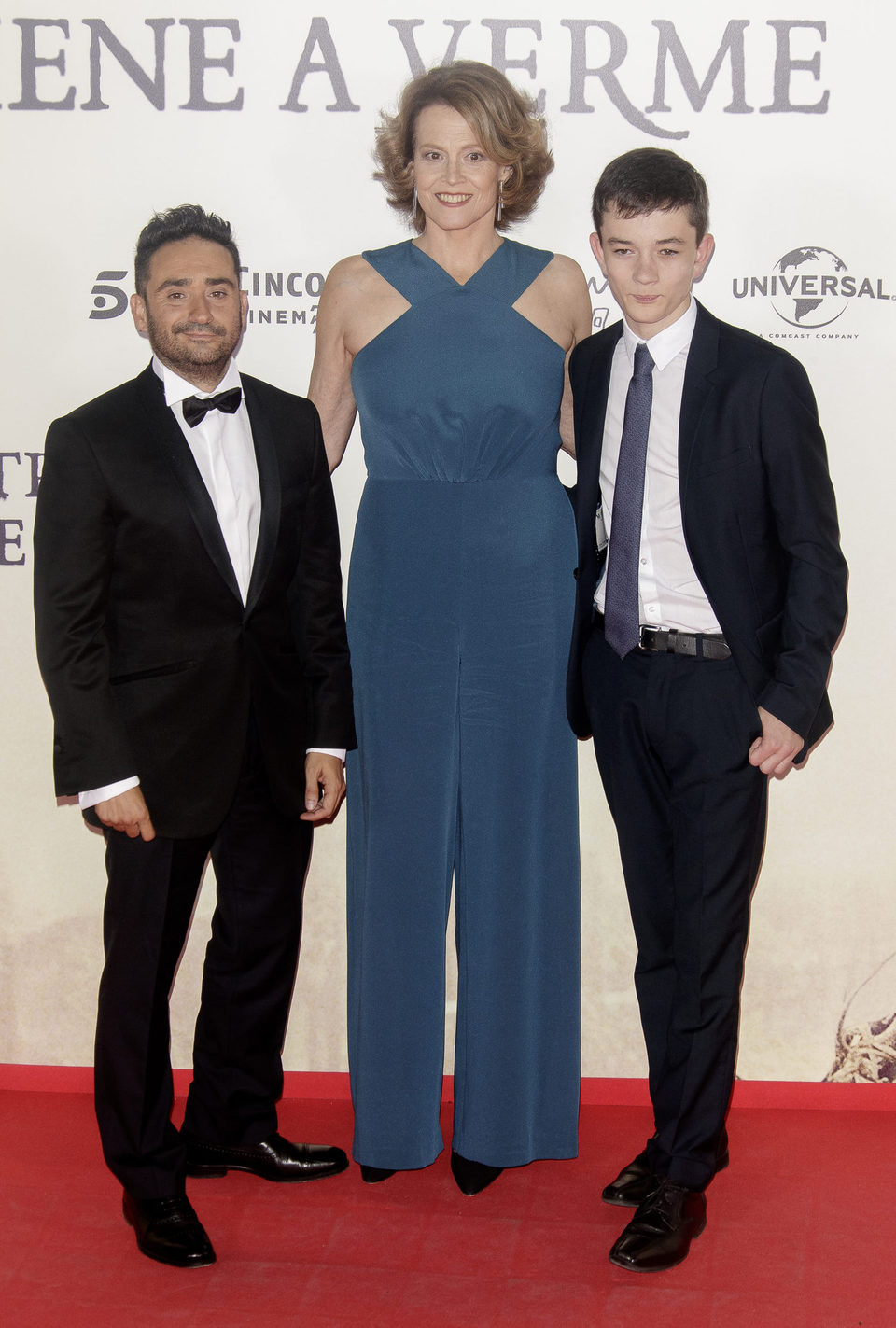 Sigourney Weaver, Bayona y Lewis MacDougall en la premiere de 'Un monstruo viene a verme'