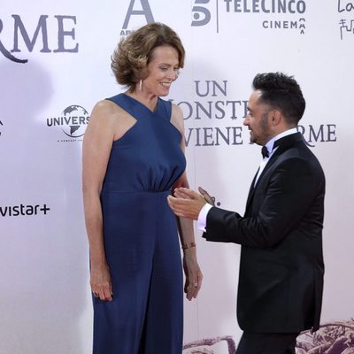 Sigourney Weaver y Bayona en la premiere de 'Un monstruo viene a verme'