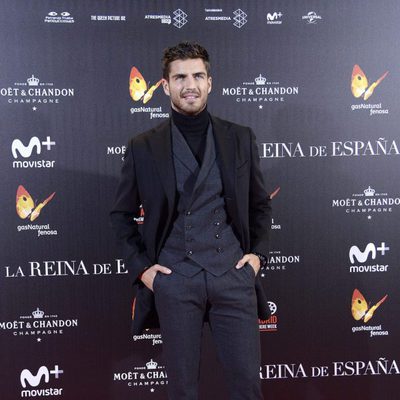 Maxi Iglesias posa en la alfombra roja de la premiere de 'La reina de España'