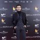 Maxi Iglesias posa en la alfombra roja de la premiere de 'La reina de España'