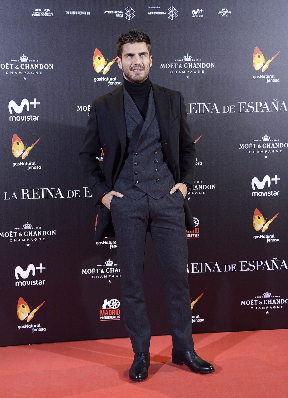 Maxi Iglesias posa en la alfombra roja de la premiere de 'La reina de España'