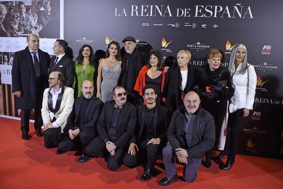 El equipo de 'La reina de España' posa en la alfombra roja de la presentación en Callao