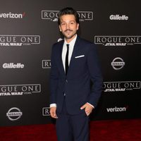 El actor Diego Luna posa en la alfombra roja de 'Rogue One'