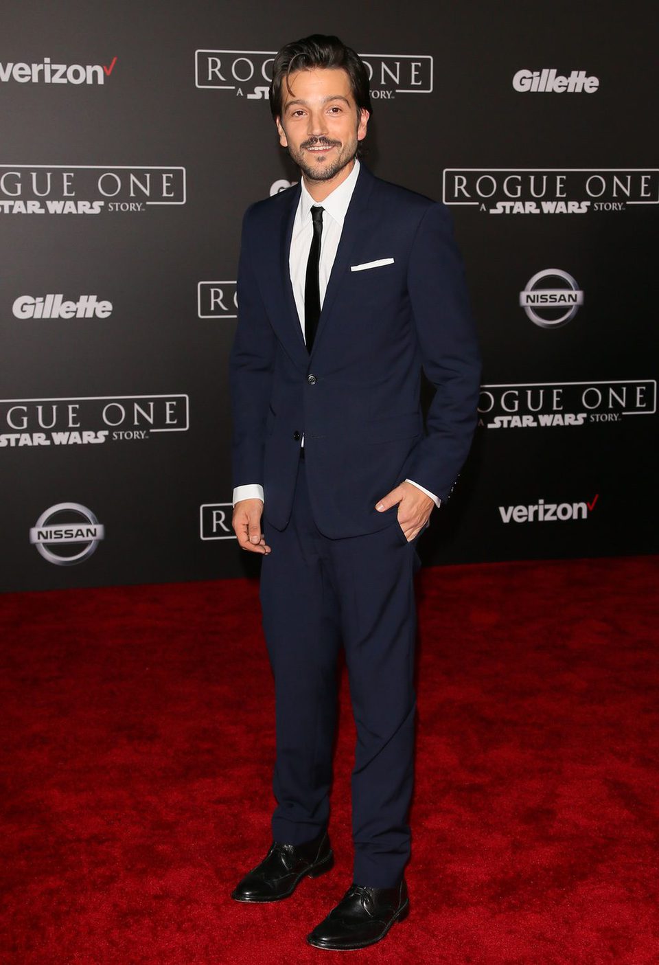 El actor Diego Luna posa en la alfombra roja de 'Rogue One'