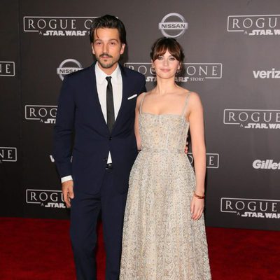 Felicity Jones y Diego Luna, en la premiere de 'Rogue One' en Los Ángeles