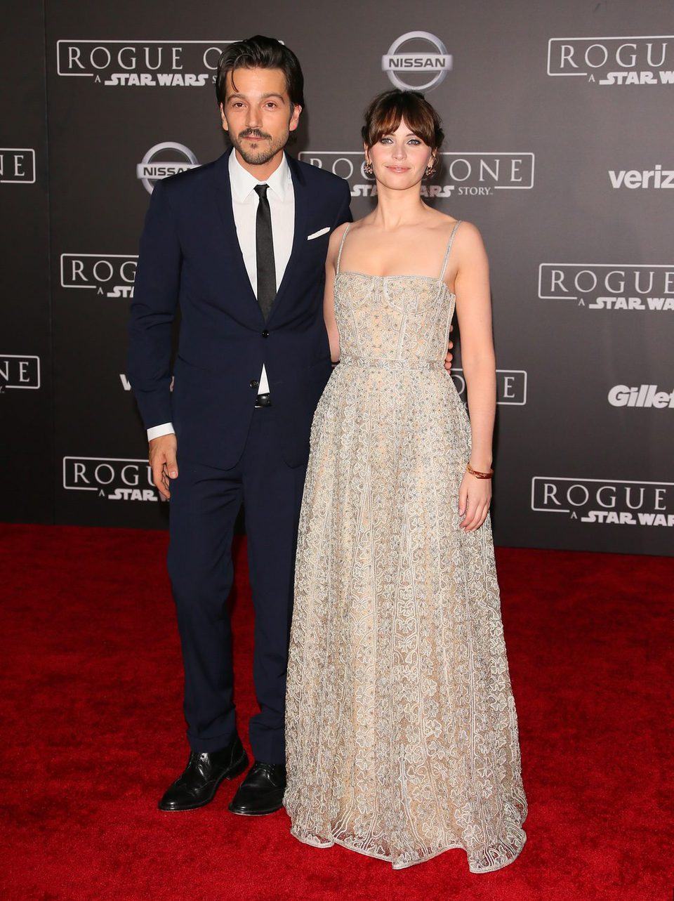 Felicity Jones y Diego Luna, en la premiere de 'Rogue One' en Los Ángeles