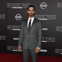 Riz Ahmed ante las cámaras de la premiere de 'Rogue One'