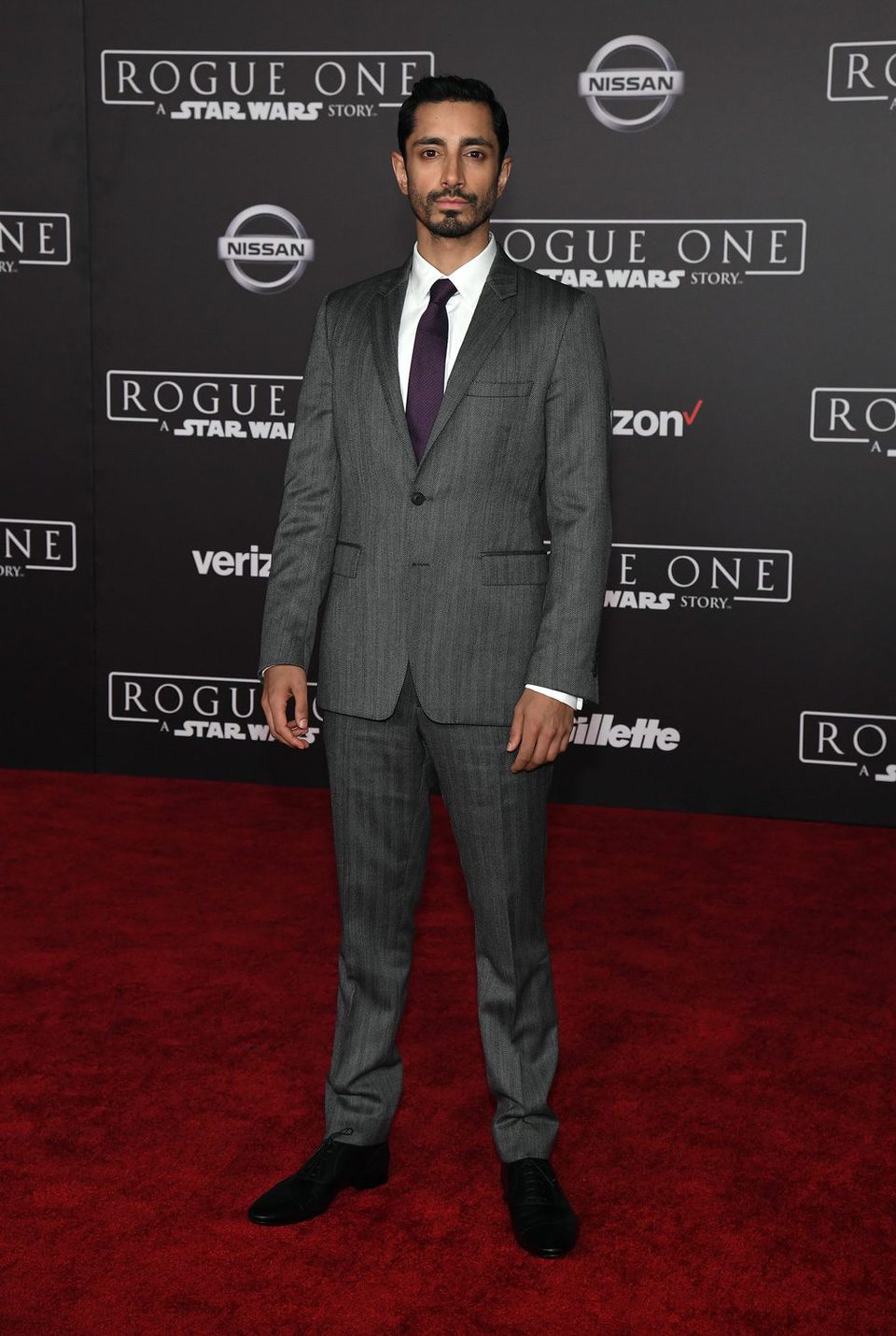 Riz Ahmed ante las cámaras de la premiere de 'Rogue One'