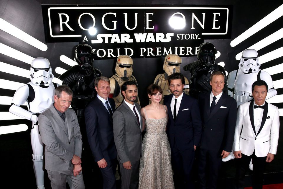 El elenco principal de 'Rogue One' durante la premiere de la cinta