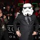 El director de 'Rogue One' con el casco de un Stormtrooper