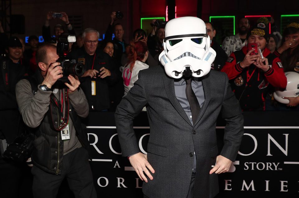 El director de 'Rogue One' con el casco de un Stormtrooper