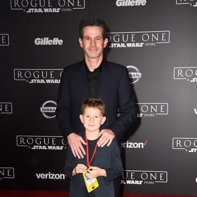 Simon Kinberg posa junto a su hijo en la premiere de 'Rogue One'