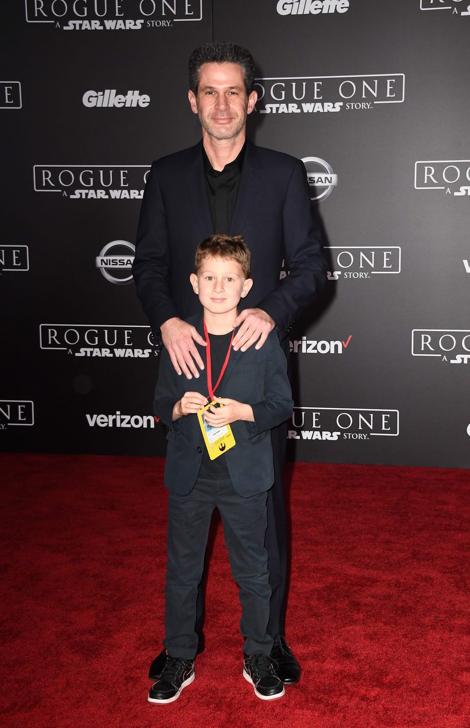 Simon Kinberg posa junto a su hijo en la premiere de 'Rogue One'