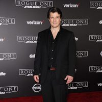 Nathan Fillion, el protagonista de 'Castle', en la alfombra roja de 'Rogue One'