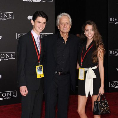 El veterano actor Michael Douglas e hijos