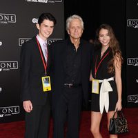 El veterano actor Michael Douglas e hijos