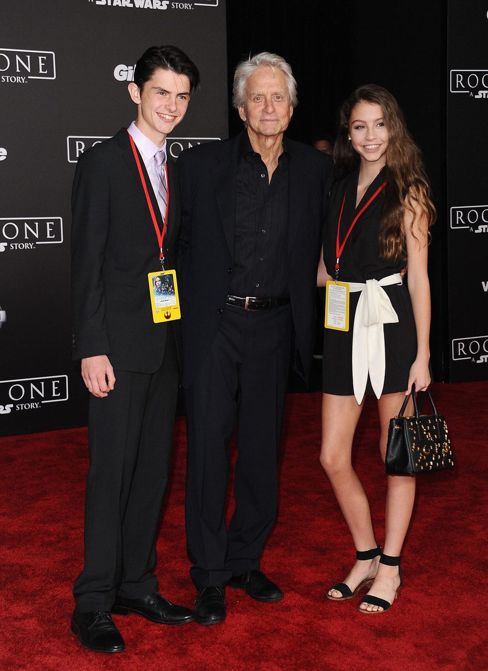 El veterano actor Michael Douglas e hijos