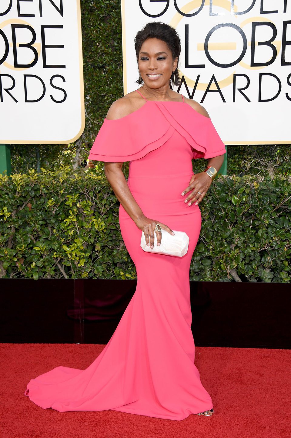 Angela Bassett en la alfombra roja de los Globos de Oro 2017