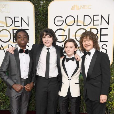 Los niños de Stranger Things en la alfombra roja de los Globos de Oro 2017