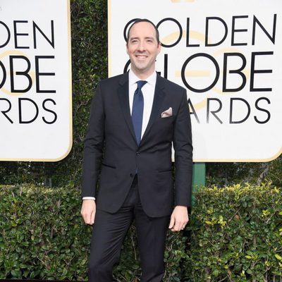 Tony Hale posa en la alfombra roja de los Globos de Oro 2017