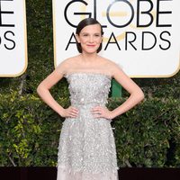 Millie Bobby Brown en la alfombra roja de los Globos de Oro 2017