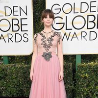 Felicity Jones en la alfombra roja de los Globos de Oro 2017