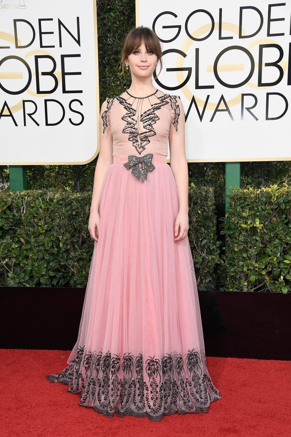 Felicity Jones en la alfombra roja de los Globos de Oro 2017