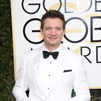 Jeremy Renner posa en la alfombra roja de los Globos de Oro 2017