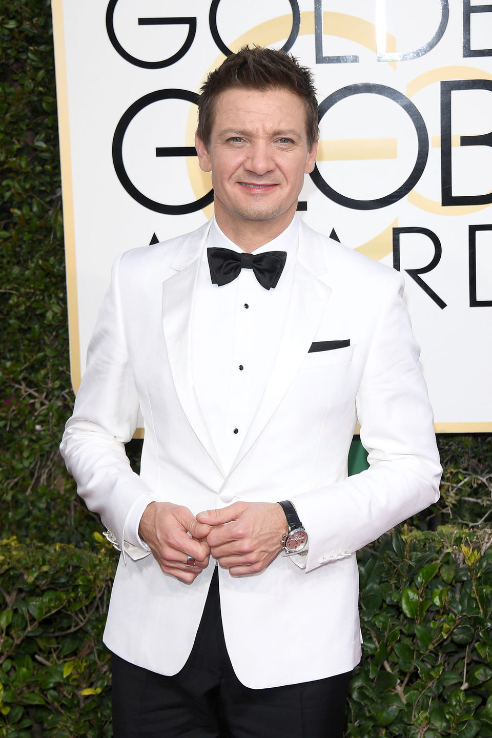 Jeremy Renner posa en la alfombra roja de los Globos de Oro 2017