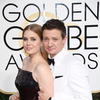 Jeremy Renner y Amy Adams posan en la alfombra roja de los Globos de Oro 2017