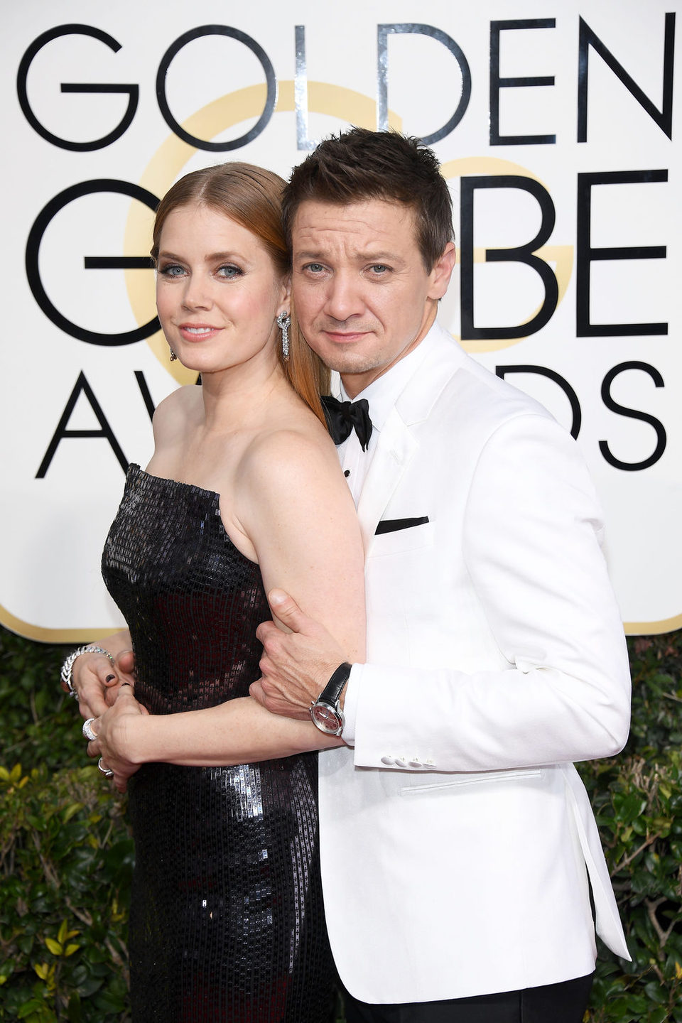 Jeremy Renner y Amy Adams posan en la alfombra roja de los Globos de Oro 2017