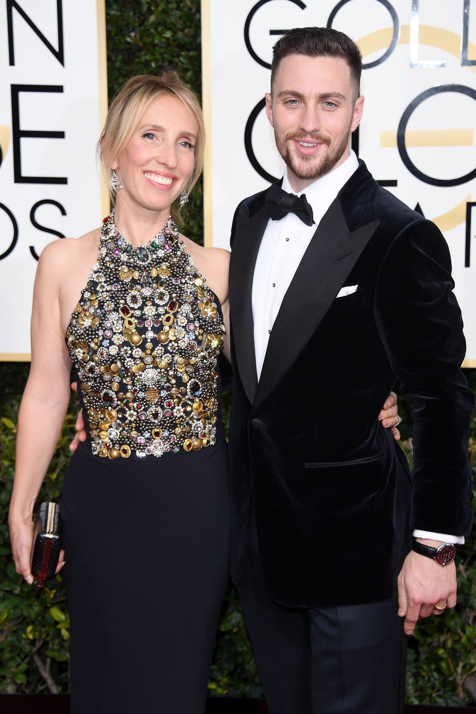 Aaron y Sam Taylor-Johnson posan en la alfombra roja de los Globos de Oro 2017