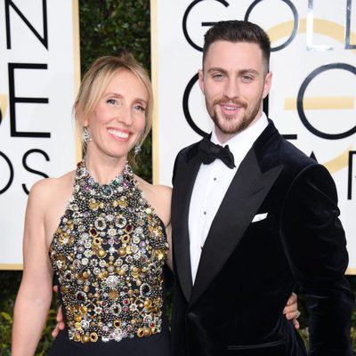 Aaron y Sam Taylor-Johnson posan en la alfombra roja de los Globos de Oro 2017