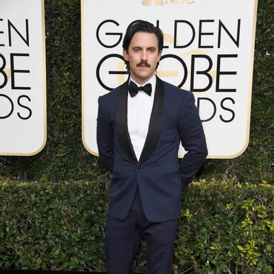 Milo Ventimiglia posa en la alfombra roja de los Globos de Oro 2017