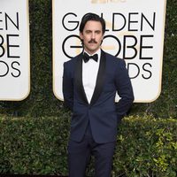 Milo Ventimiglia posa en la alfombra roja de los Globos de Oro 2017