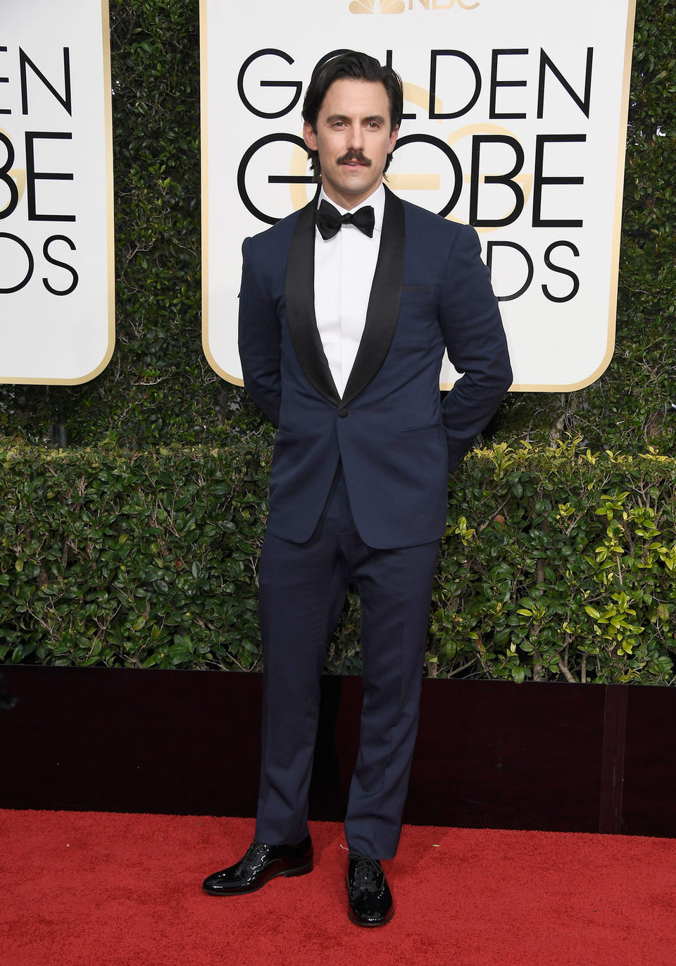 Milo Ventimiglia posa en la alfombra roja de los Globos de Oro 2017