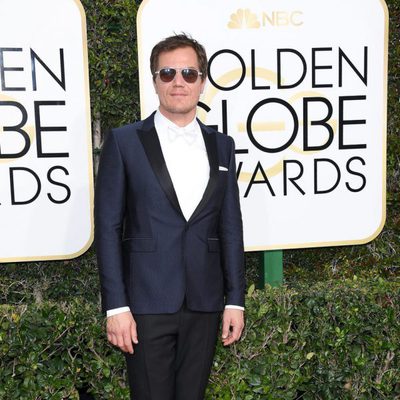 Michael Shannon posa en la alfombra roja de los Globos de Oro 2017