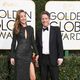 Hugh Grant y Anna Elisabet posan en la alfombra roja de los Globos de Oro 2017