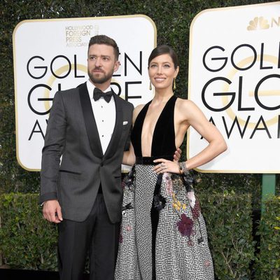 Justin Timberlake y Jessica Biel posan en la alfombra roja de los Globos de Oro 2017