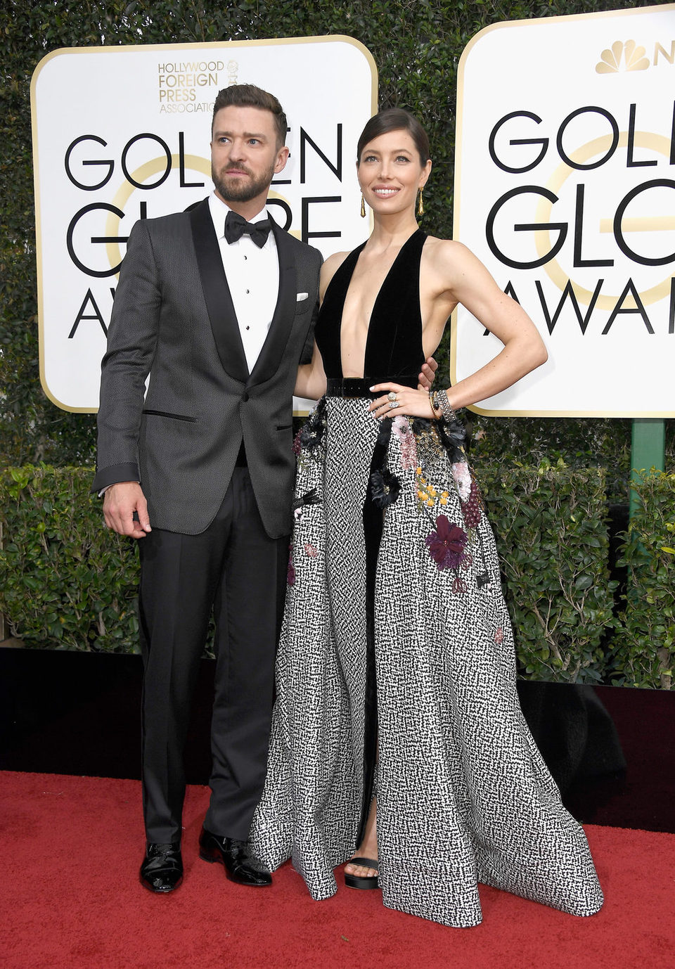 Justin Timberlake y Jessica Biel posan en la alfombra roja de los Globos de Oro 2017