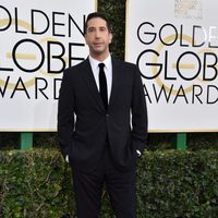 David Schwimmer posa en la alfombra roja de los Globos de Oro 2017