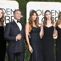 Sylvester Stallone y su familia posan en la alfombra roja de los Globos de Oro 2017