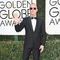 Michael Keaton posa en la alfombra roja de los Globos de Oro 2017